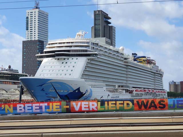 Cruiseschip ms Norwegian Escape aan de Cruise Terminal Rotterdam